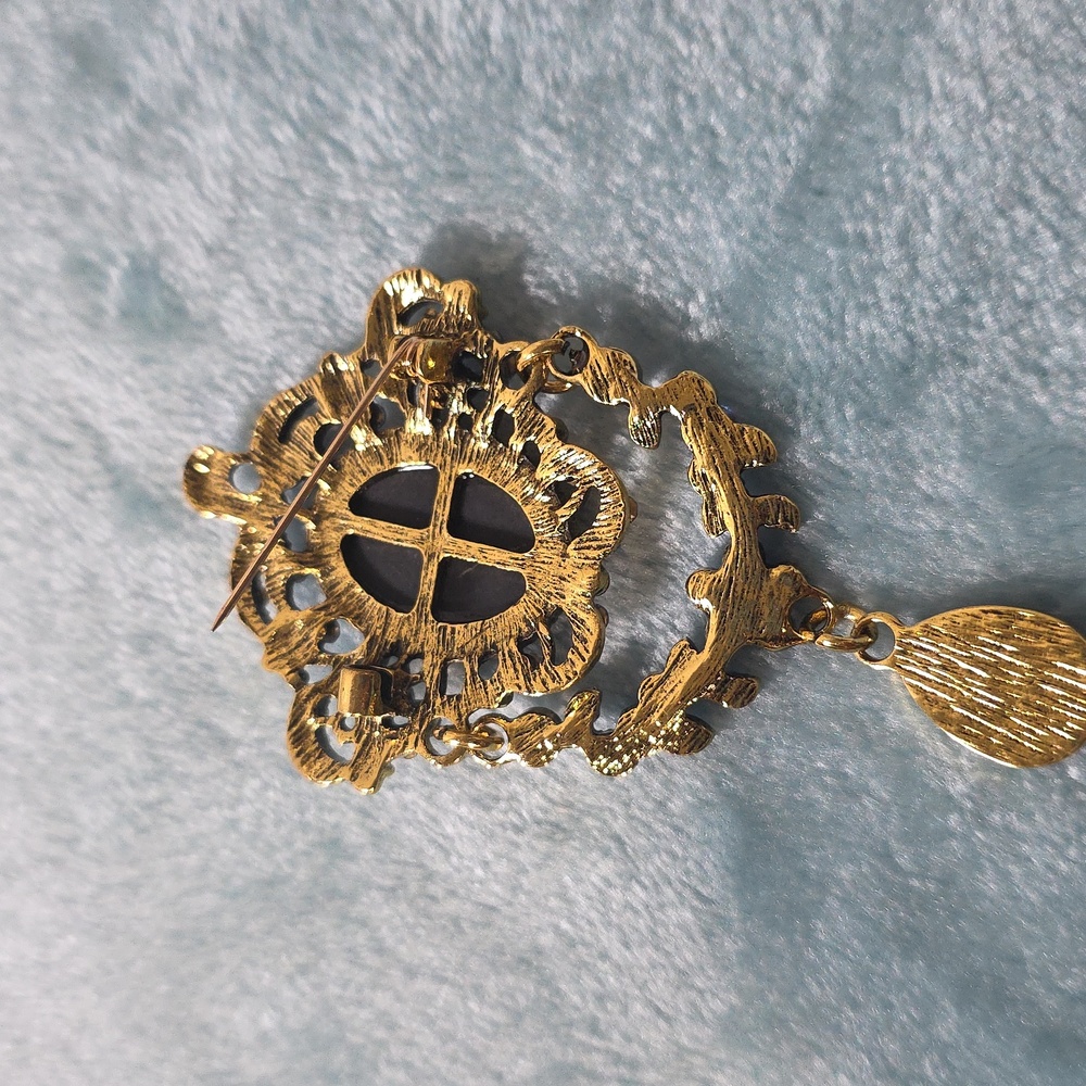 Elegant Blue and Gold Cameo Brooch - Picture 2 of 2